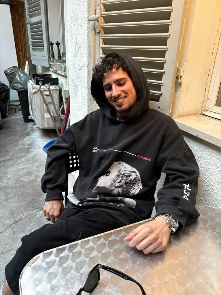 a pic of yarin chilling